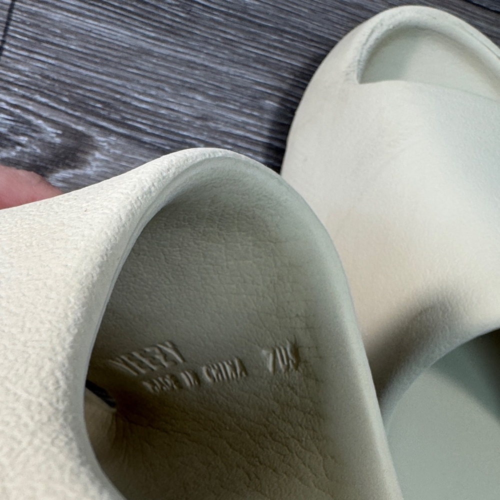 Adidas Yeezy slides Cream / woman’s size 7 (j226) - Picture 4 of 8